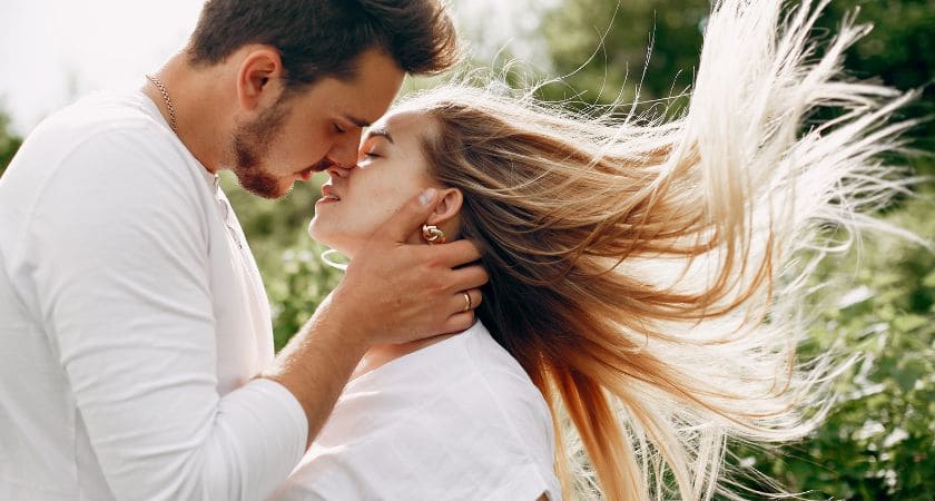 imagem de beijo em sonho representando conexão espiritual e emocional